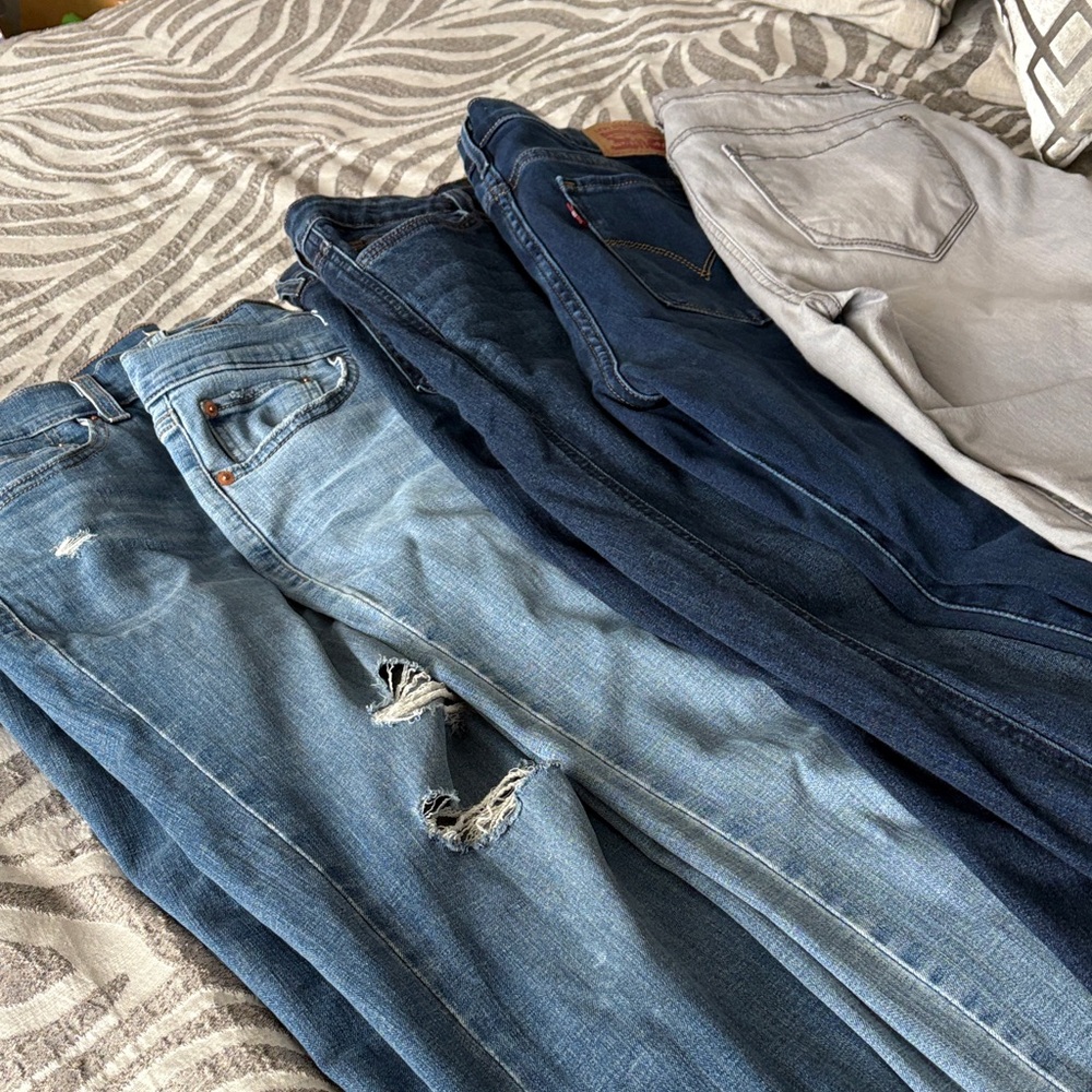 5 pairs Levi's Women's Skinny Jeans in Light Blue, Dark Blue, and Gray